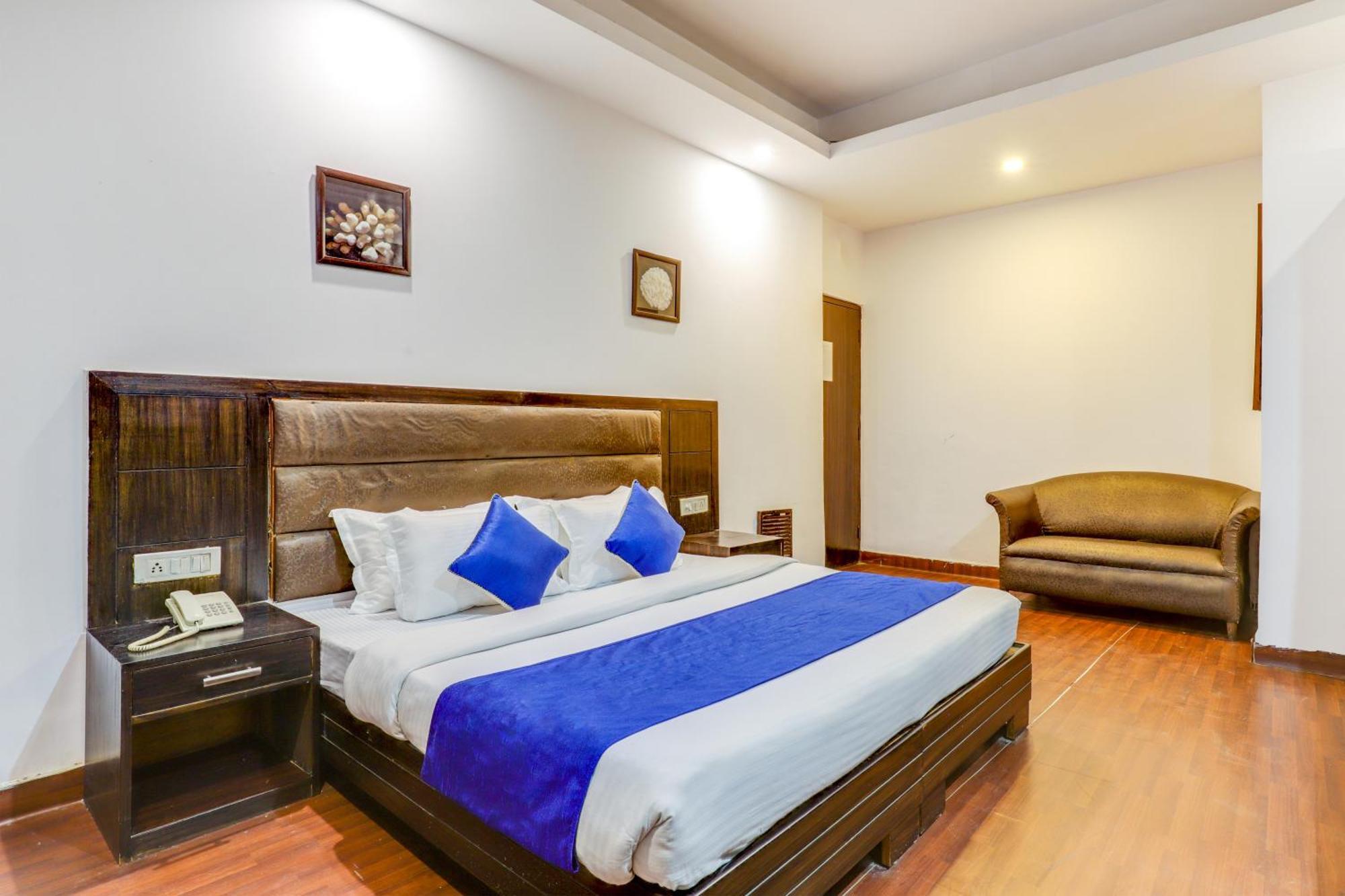 Hotel Sarthak Palace Near Karol Bagh Metro Station New Delhi Exterior foto