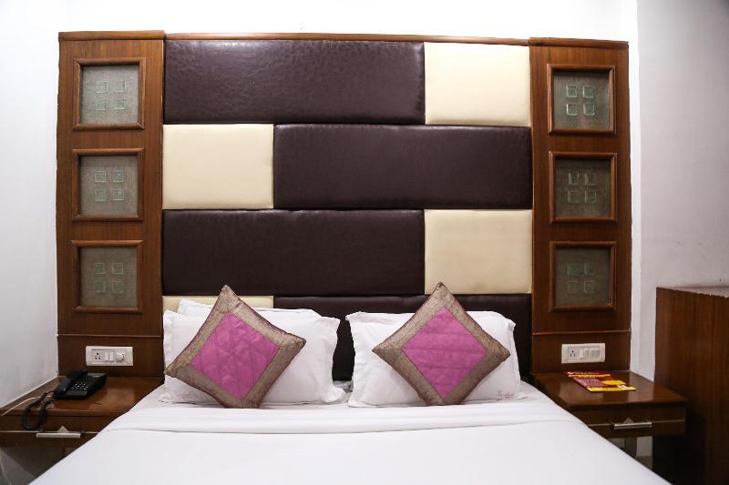 Hotel Sarthak Palace Near Karol Bagh Metro Station New Delhi Exterior foto